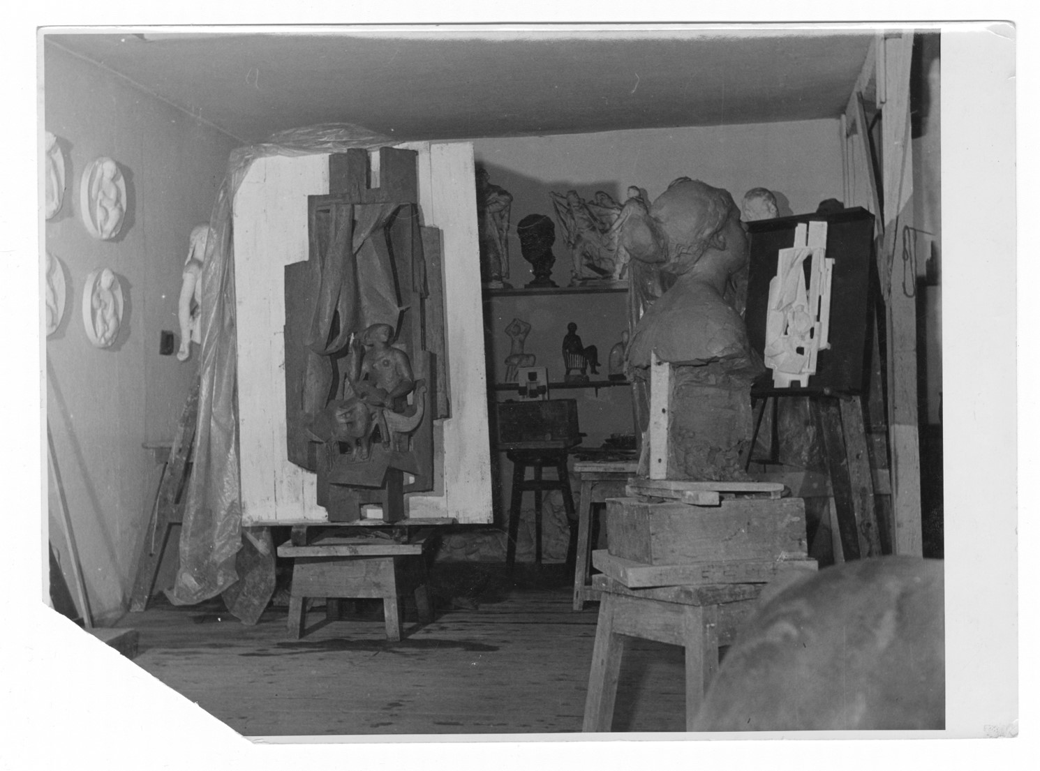 10 Pohled do studia na přípravný model plastiky Hudba, 1957