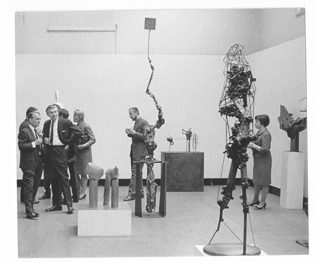 23 Pohled do výstavy Vladimíra Janouška v Nové síni v Praze, 1967 (za plastikou Kyvadlo II Jiří Šetlík)